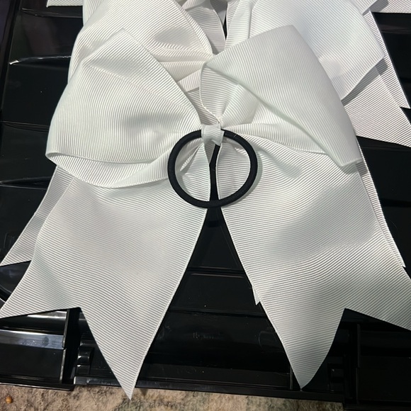 6 solid white bows - Picture 4 of 4